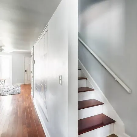 Holiday home Walk To Broadway Charming Modern Historic Townhome