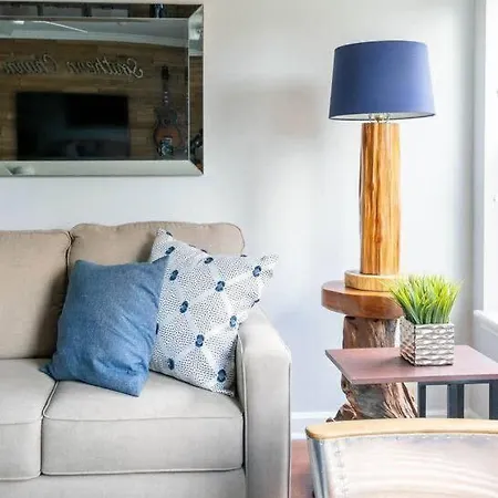 Walk To Broadway Charming Modern Historic Townhome *