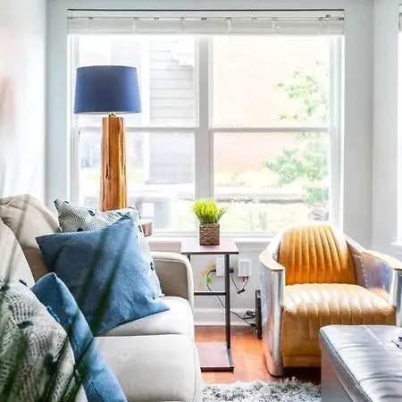 Walk To Broadway Charming Modern Historic Townhome Holiday home