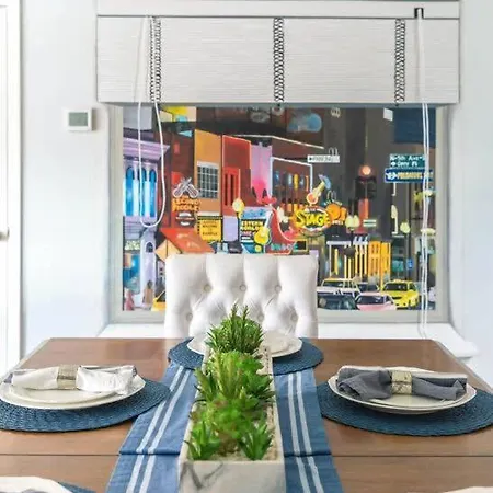 Holiday home Walk To Broadway Charming Modern Historic Townhome Nashville