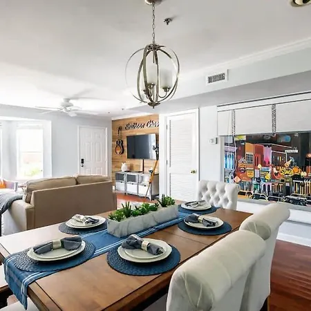 Walk To Broadway Charming Modern Historic Townhome Holiday home Nashville