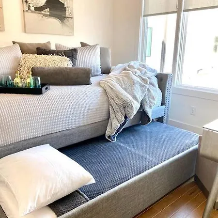 Holiday home Renovated Pink Palace, Walkable Location *