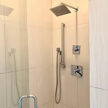 Renovated Pink Palace, Walkable Location Holiday home