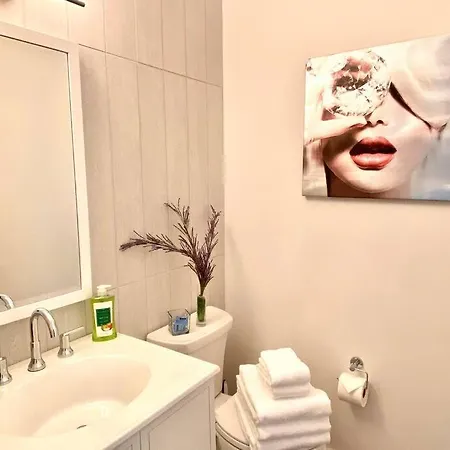 Holiday home Renovated Pink Palace, Walkable Location *
