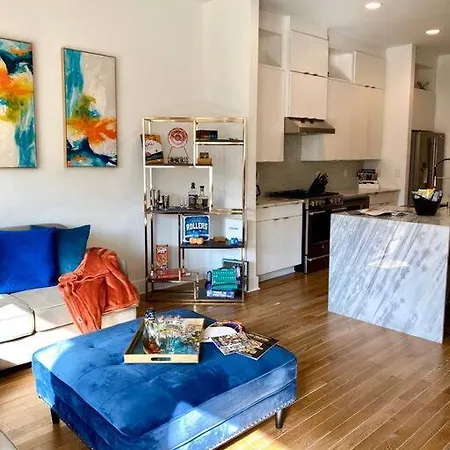 Renovated Pink Palace, Walkable Location Holiday home *