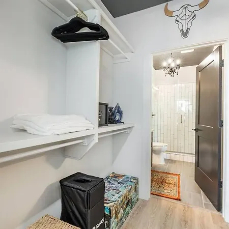 Apartment Downtown Midtown Vanderbilt, Honky Tonk Party Pad 2, Parking Gym Pool Nashville