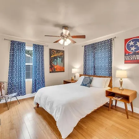 Prime East Nash Location - 5 Mins To Broadway Holiday home *