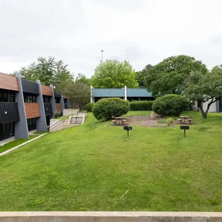 With 2 Queen Beds 7 Mins To Broadway Apartment Nashville