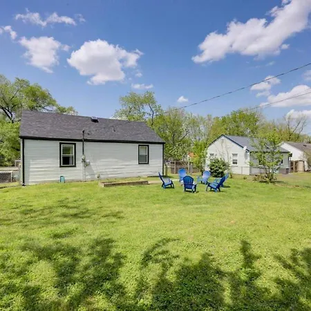5 Min To Airport Pet Friendly Fire Pit Fenced Yard Holiday home *