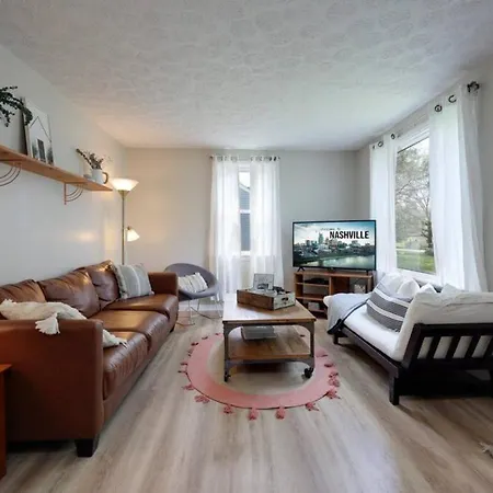 Holiday home 5 Min To Airport Pet Friendly Fire Pit Fenced Yard
