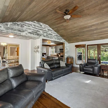 Huge Family Wildlife Retreat Close To The Lake Nashville