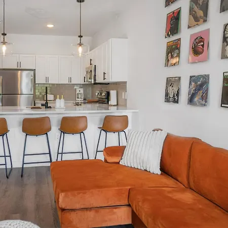 Charming Poolside Condo, 5 Minutes To Downtown Nashville