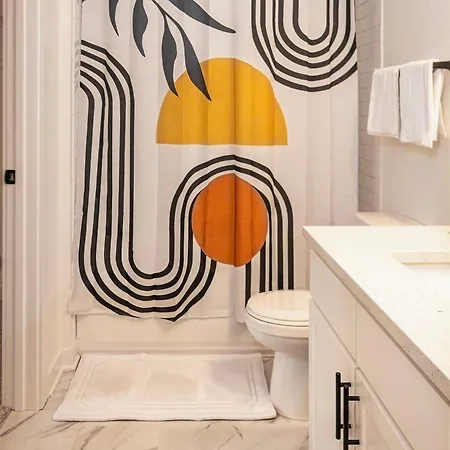 Charming Poolside Condo, 5 Minutes To Downtown