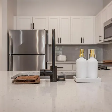 Aparthotel Charming Poolside Condo, 5 Minutes To Downtown
