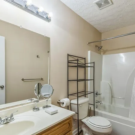 New Oasis 2 Miles From Music Row Nurse City