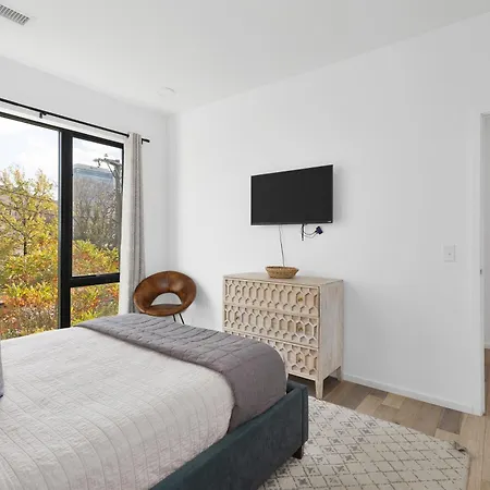 Luxury On The River 4 Beds 2.5 Bath, Walk To Downtown *