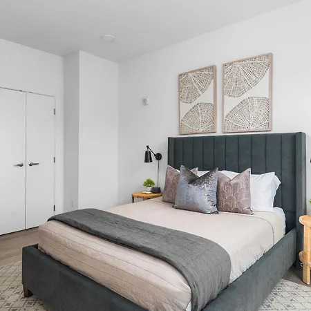Luxury On The River 4 Beds 2.5 Bath, Walk To Downtown Apartment