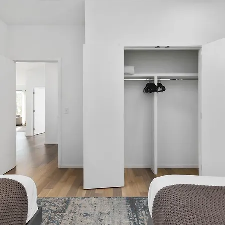 Luxury On The River 4 Beds 2.5 Bath, Walk To Downtown Apartment