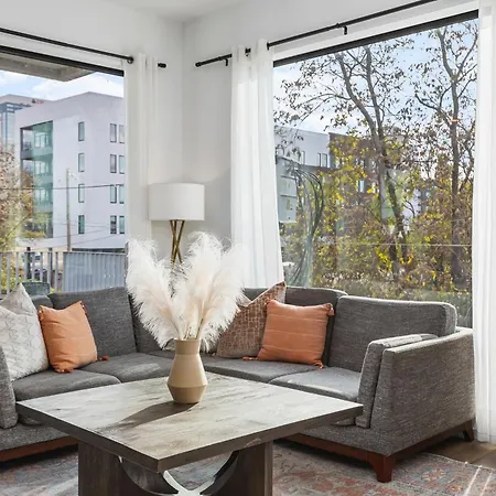 Luxury On The River 4 Beds 2.5 Bath, Walk To Downtown * Nashville