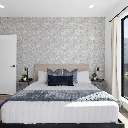 Luxury On The River 4 Beds 2.5 Bath, Walk To Downtown Apartment
