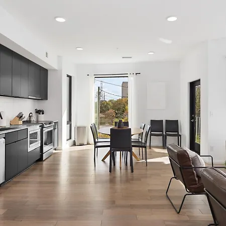 Luxury On The River 4 Beds 2.5 Bath, Walk To Downtown Apartment
