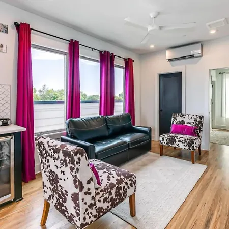 Holiday home 11 Beds 6 Full Baths 5 Minutes To Downtown