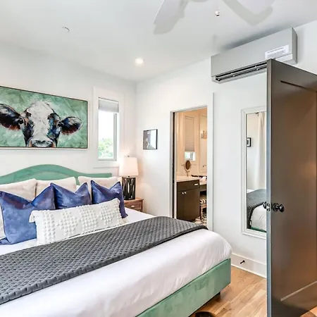 11 Beds 6 Full Baths 5 Minutes To Downtown Holiday home *