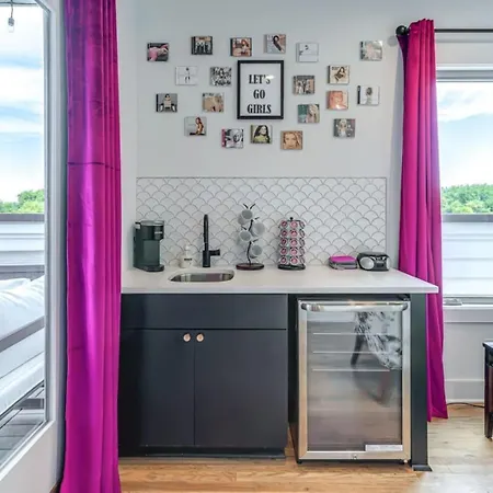 Holiday home 11 Beds 6 Full Baths 5 Minutes To Downtown