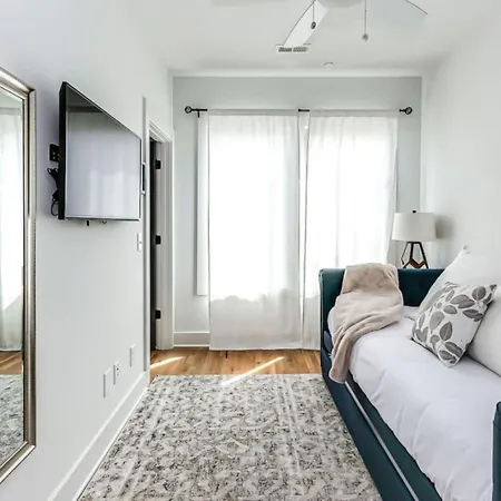 11 Beds 6 Full Baths 5 Minutes To Downtown Holiday home