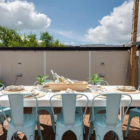 The Harper House - Beautifully Designed, Rooftop Holiday home *