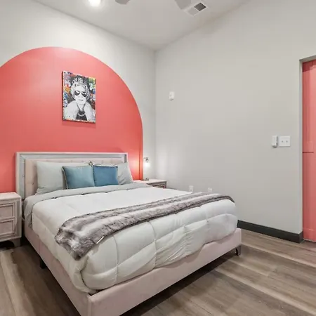 Chic 2br Getaway In Downtown