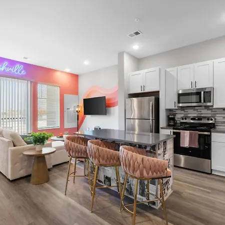 Chic 2br Getaway In Downtown Apartment