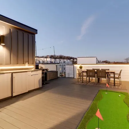 Luxury With Stunning Rooftop Views! *