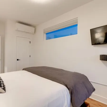 Luxury With Stunning Rooftop Views! Apartment