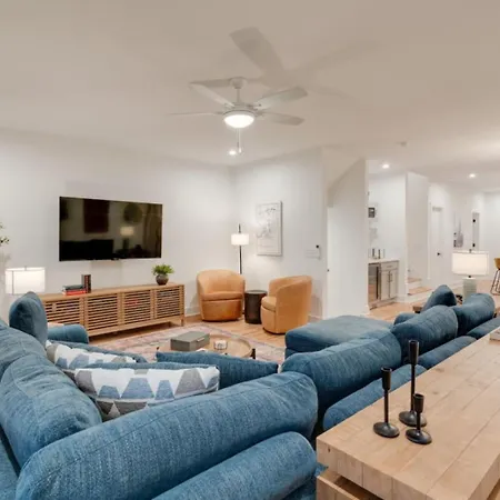 Luxury With Stunning Rooftop Views! Apartment *