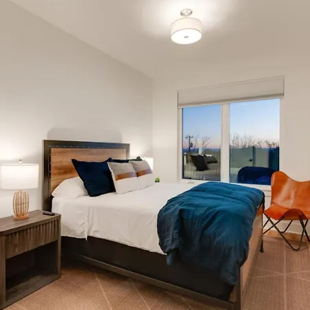 Luxury With Stunning Rooftop Views! Apartment *