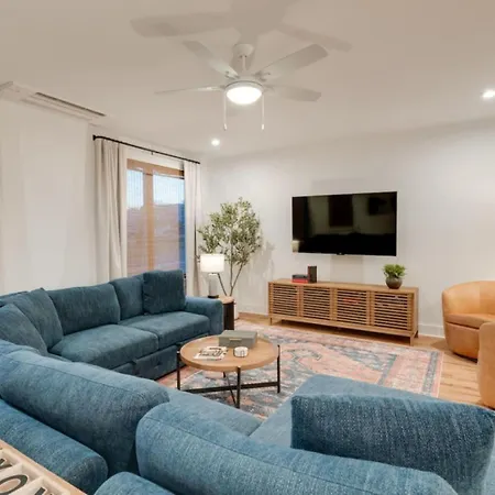 Apartment Luxury With Stunning Rooftop Views!