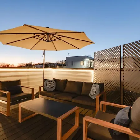 Luxury With Stunning Rooftop Views! *