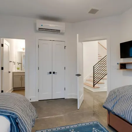 Luxury With Stunning Rooftop Views! *