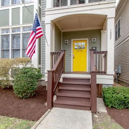 Vibrant Trendy Two Bedroom Near Marathon Village