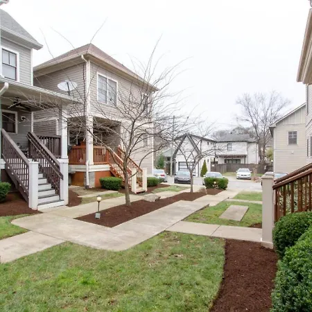 Vibrant Trendy Two Bedroom Near Marathon Village