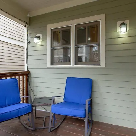Holiday home Vibrant Trendy Two Bedroom Near Marathon Village