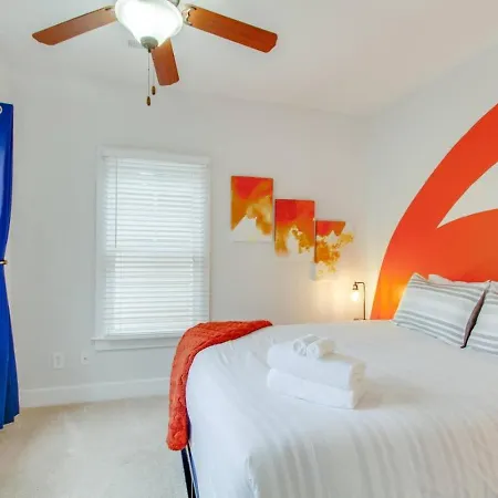 Vibrant Trendy Two Bedroom Near Marathon Village Holiday home *