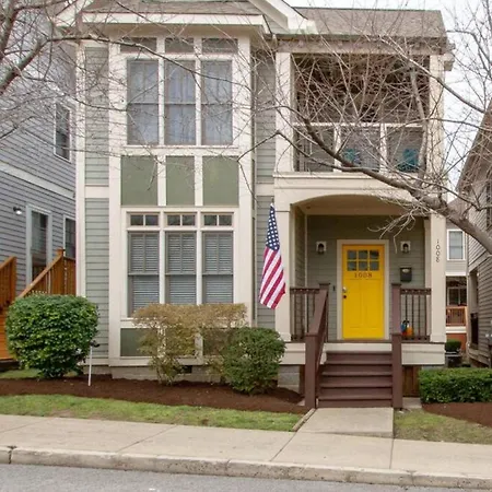 Vibrant Trendy Two Bedroom Near Marathon Village *