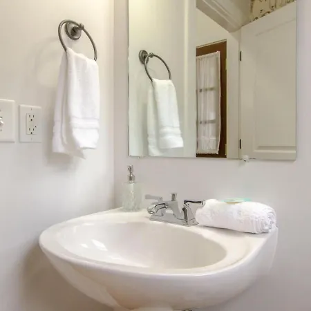 Vibrant Trendy Two Bedroom Near Marathon Village