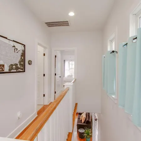 Holiday home Vibrant Trendy Two Bedroom Near Marathon Village