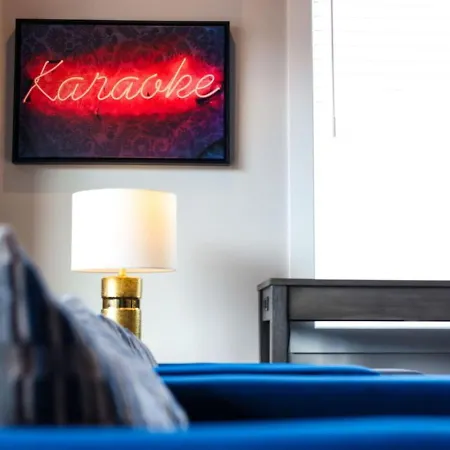 Sapphire Loft 4 Bedroom 4.5 Bath Rooftop Patio *