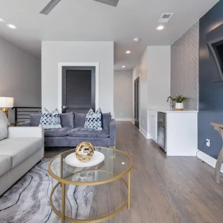 Sapphire Loft 4 Bedroom 4.5 Bath Rooftop Patio Holiday home Nashville