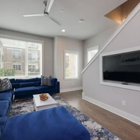 Sapphire Loft 4 Bedroom 4.5 Bath Rooftop Patio