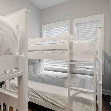 Sapphire Loft 4 Bedroom 4.5 Bath Rooftop Patio Holiday home Nashville